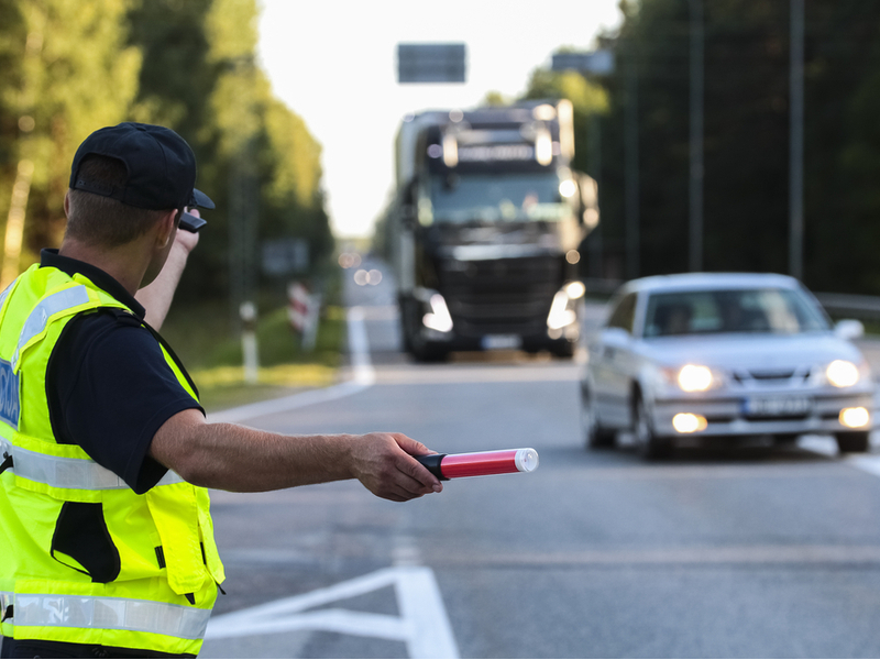 Prometni policajac regulira promet